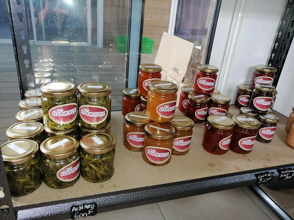 Bocaux de confitures et conserves sur une étagère.