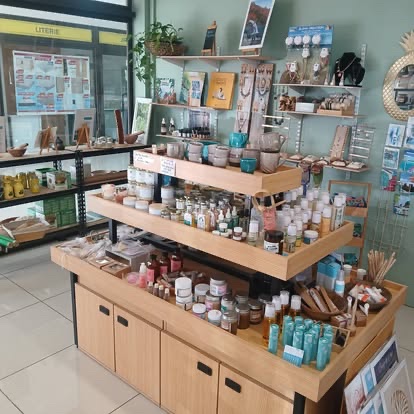 Intérieur de la boutique : rayons de produits en vrac.