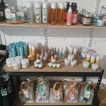 Le rayon cosmétiques et hygiène de l'épicerie.
